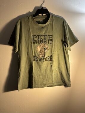 Uniqlo Olive Green 'Pete Wins It' Graphic Crew Neck Tee